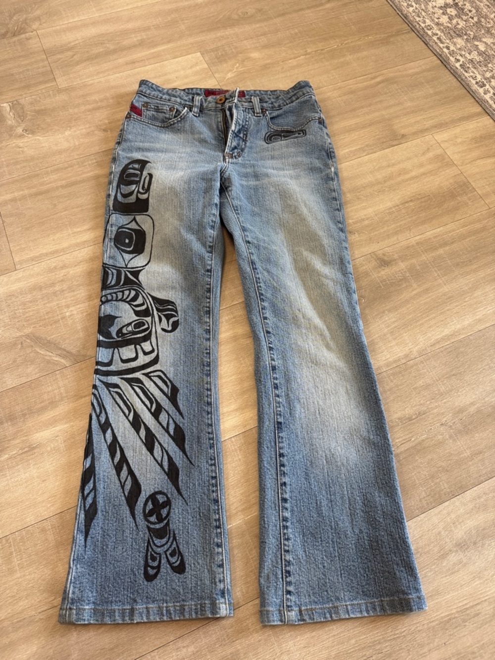 Women's parasuco light wash blue jeans with indigenous graphic print size 28